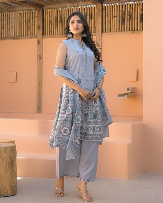 grey suit printed trooking